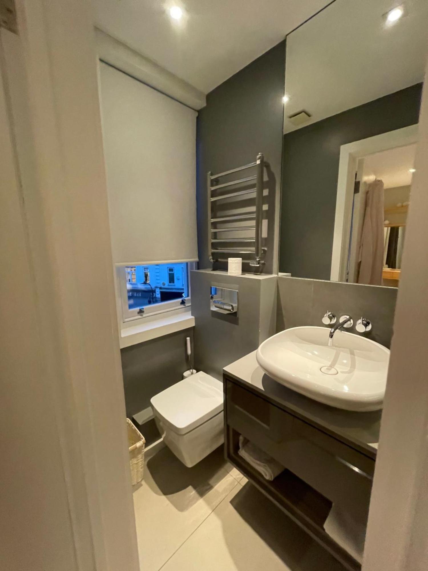 Modern And Luxurious 2 Bedroom Flat - Barons Court * Londres